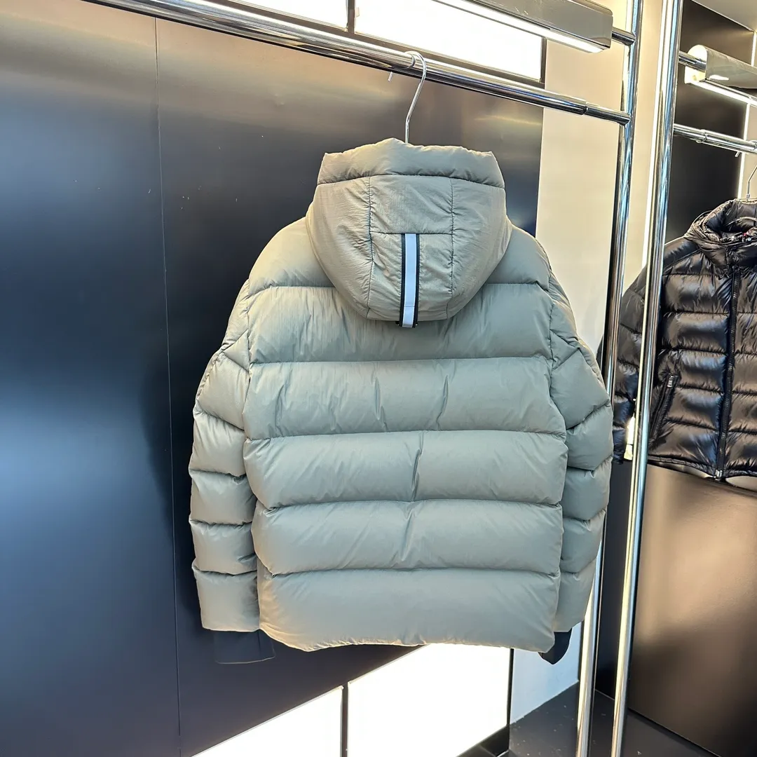 P940 2️⃣0️⃣2️⃣4️⃣The latest Canada goose black label down jacket. The goose black label down jacket is a must-have in the outerwear industry! The latest designer styles! The goose down jacket has always been a popular element of fashion and is loved by experts from all walks of life! Fashionable hooded cut, high-end customer-supplied fine goose down, high resilience, smooth zipper, strong and firm. Pockets on both sides can store small items, free your hands, and you can go out without worries. It can also meet the need of putting your hands in your pockets👏👏Produced by Big Goose, it can be used as a group uniform by many celebrities. This down jacket uses a double-layer anti-down lining design, which has strong windproof performance and will be very warm in winter! New standard 90% goose down filling, high fluffiness, windproof hooded design. When walking outdoors, pull the collar to the highest position, put your hands in the pockets and it will be very warm. It can be easily controlled by all body types! The interior is equipped with an elastic snow skirt design for better wrapping. The simple and neat style design highlights the masculine temperament. The impeccable style is classic and never goes out of style. It is warm and practical, and it is versatile! You can enter with your eyes closed!  Size: XS-XXL Color: black gray